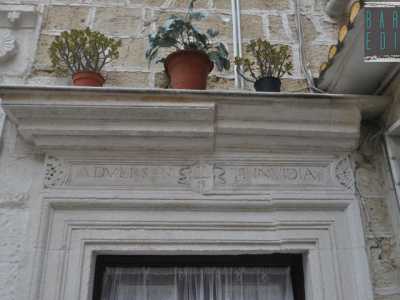 Sopra questa porta del palazzotto si nota l'iscrizione: �Adversante invidia�, ossia �Contro l�invidia�